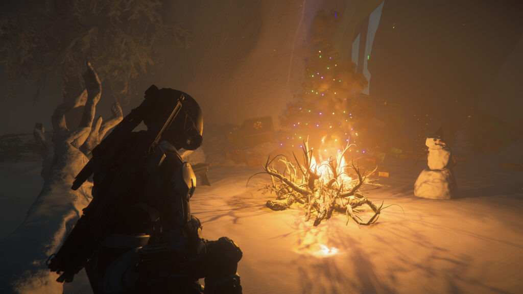 Ein Spieler sitzt am Lagerfeuer vor einem geschmückten Luminalia-Baum, daneben steht ein Schneemann